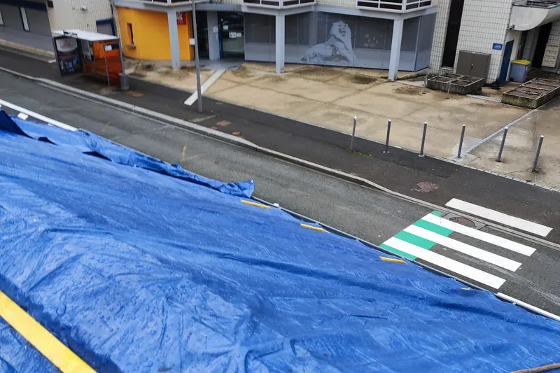 Toiture bâchée en urgence en centre-ville après une tempête