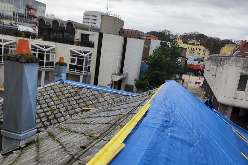 Bâchage d'urgence d'une toiture après sinistre à Montbéliard