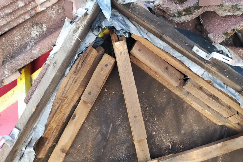 Assemblage de charpente renforcé par ferrures métalliques