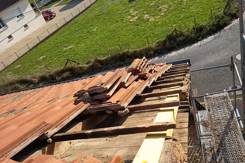 Dépose des tuiles et tri sur une réfection de toiture à Montbéliard