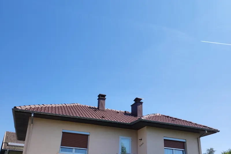 Maison individuelle sous échafaudage pendant une réfection de toiture