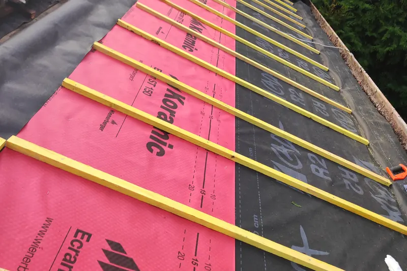 Pose du liteaunage sur écran sous-toiture lors d'une rénovation de couverture