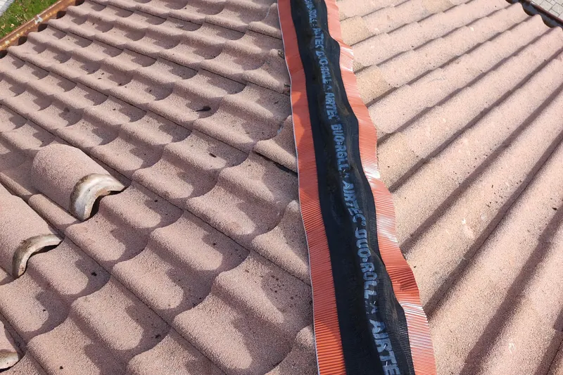 Faîtage ventilé posé à sec sur une toiture rénovée
