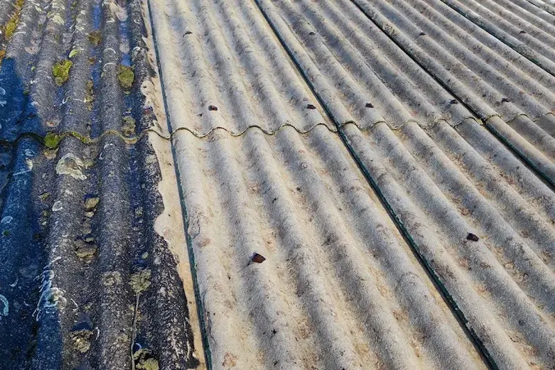 Toiture en fibrociment nettoyée à Montbéliard