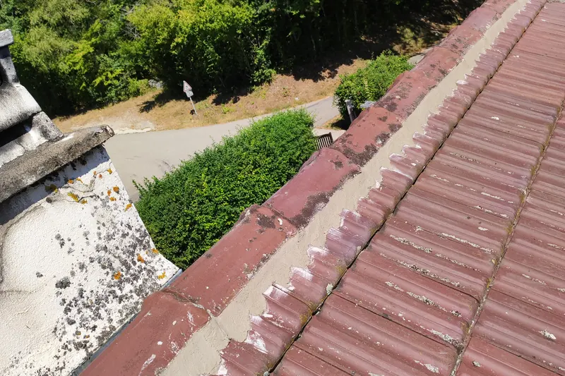 Couverture en tuiles rouges rénovée sur une maison du Pays de Montbéliard